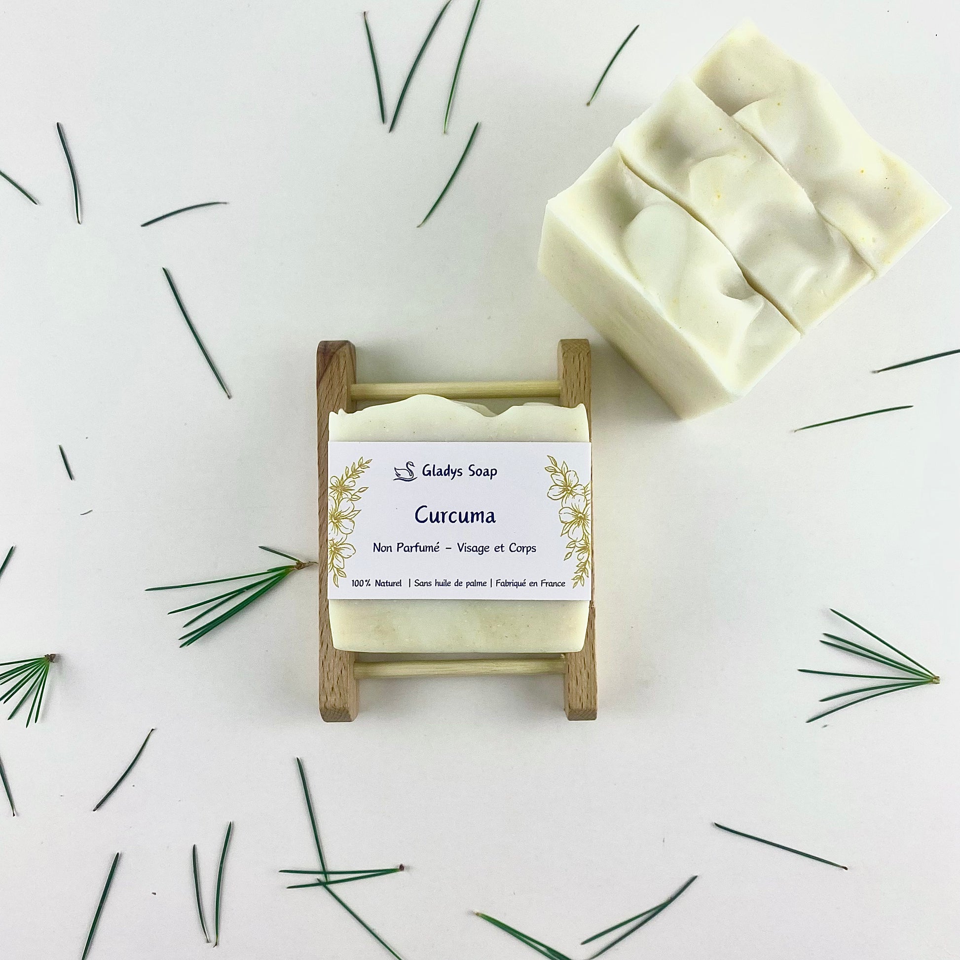 Turmeric soap bar for face and body made with natural ingredients, Savon au curcuma pour le visage et le corps, fabriqué avec des ingrédients naturels