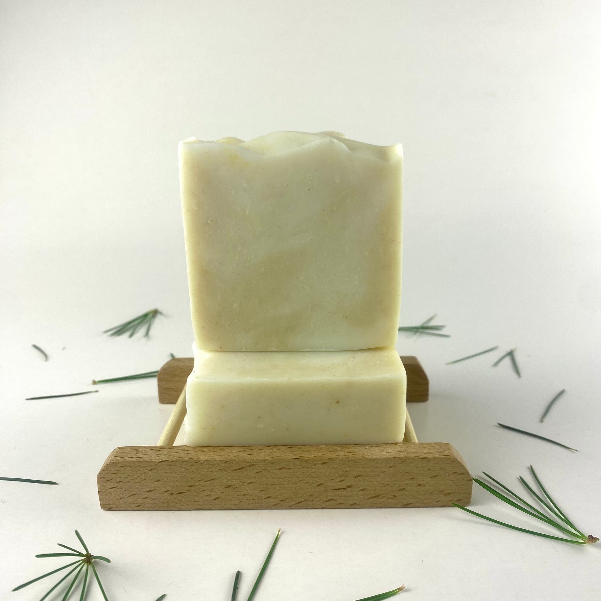 Turmeric soap bar for face and body made with natural ingredients, Savon au curcuma pour le visage et le corps, fabriqué avec des ingrédients naturels