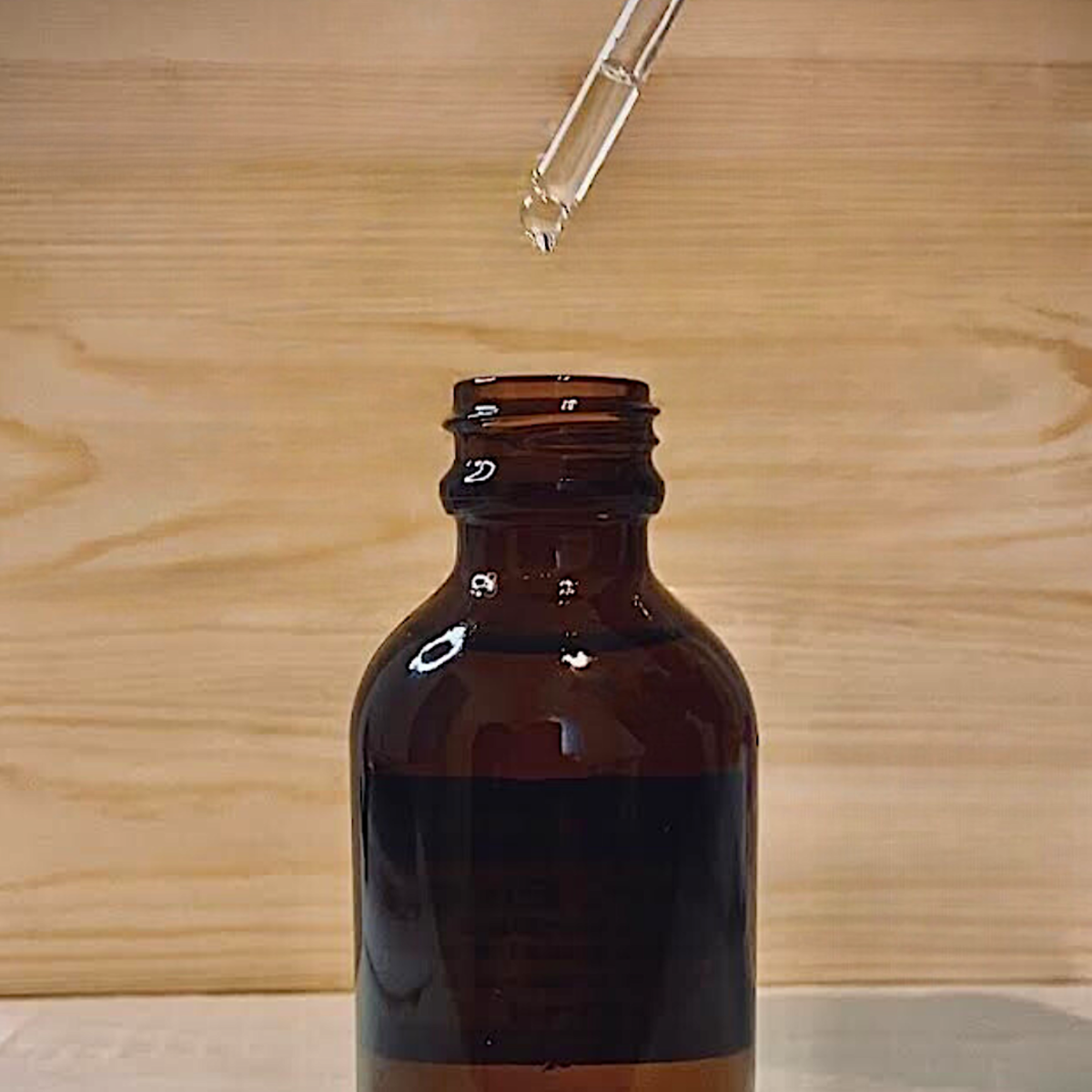 Pure essential oils huiles essentielles natural and aromatic ingredients botanical ingrédients naturels et aromatiques